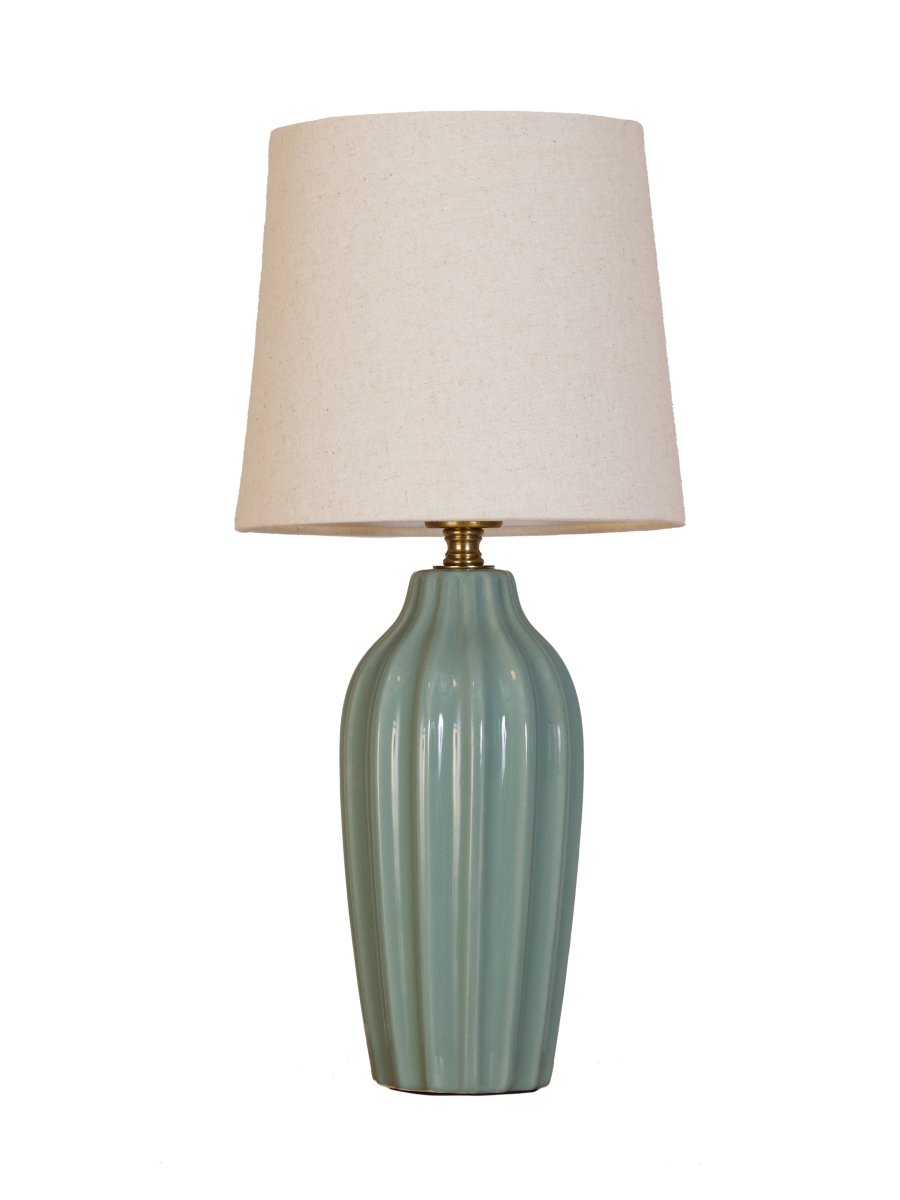 Lyon 40cm Turkos bordslampa från PR Home - Med sin stilrena och inbjudande design passar Lyon lika fint p&aring; ett sidobord, nattduksbord eller i ett f&ouml;nster, d&auml;r den blir ett dekorativt och st&auml;mningsfullt inslag i b&aring;de klassiska och moderna hem.
