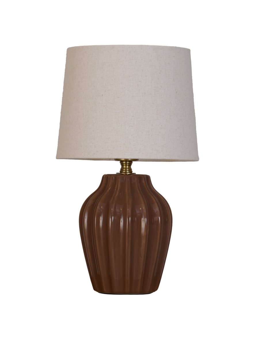 Lyon 32cm Brun bordslampa från PR Home - Med sin stilrena och inbjudande design passar Lyon lika fint p&aring; ett sidobord, nattduksbord eller i ett f&ouml;nster, d&auml;r den blir ett dekorativt och st&auml;mningsfullt inslag i b&aring;de klassiska och moderna hem.