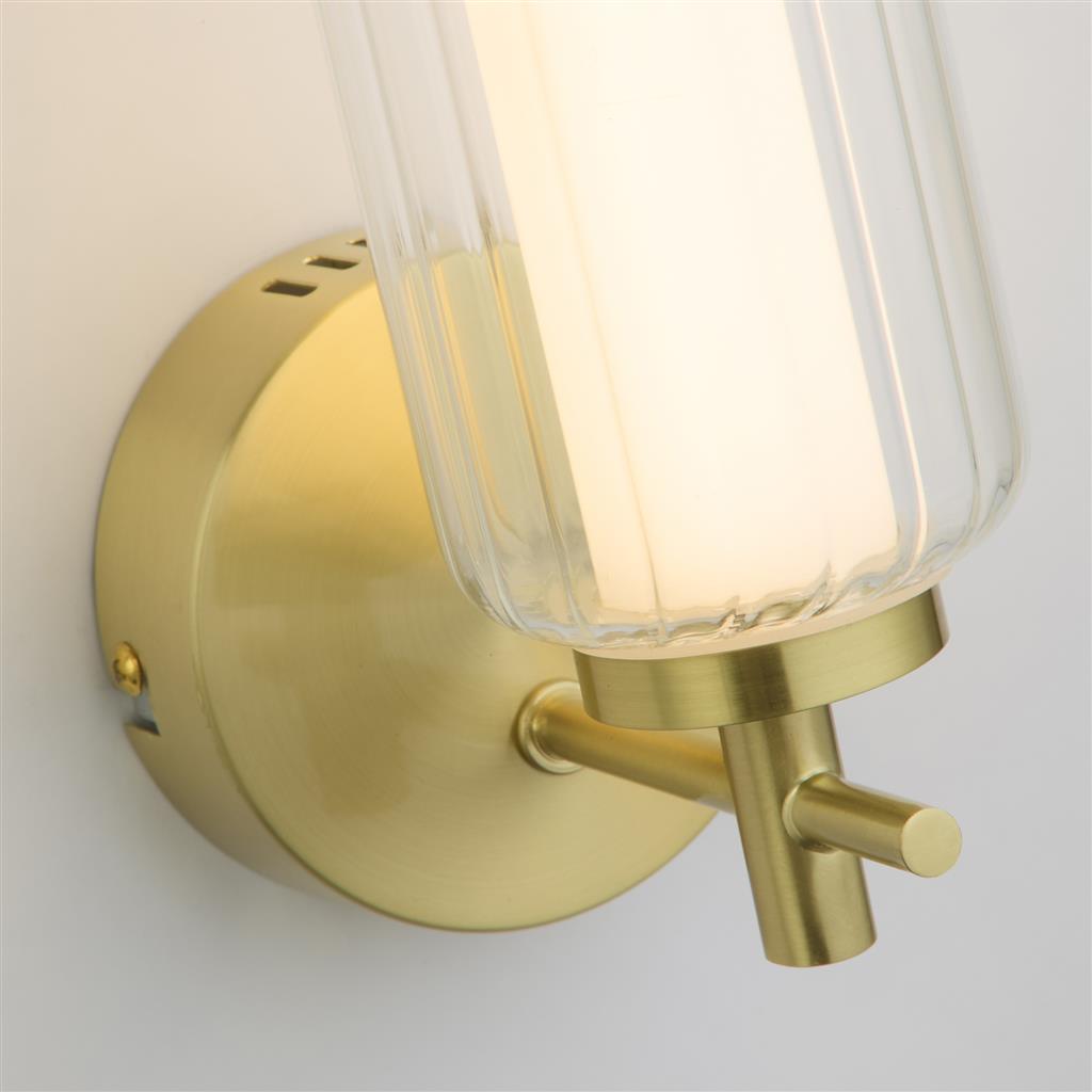 Mod 32cm Mässing vägglampa från Searchlight - Det r&auml;fflade glaset skapar ett vackert ljusspel med skuggor och reflektioner som ger rummet extra djup och karakt&auml;r.