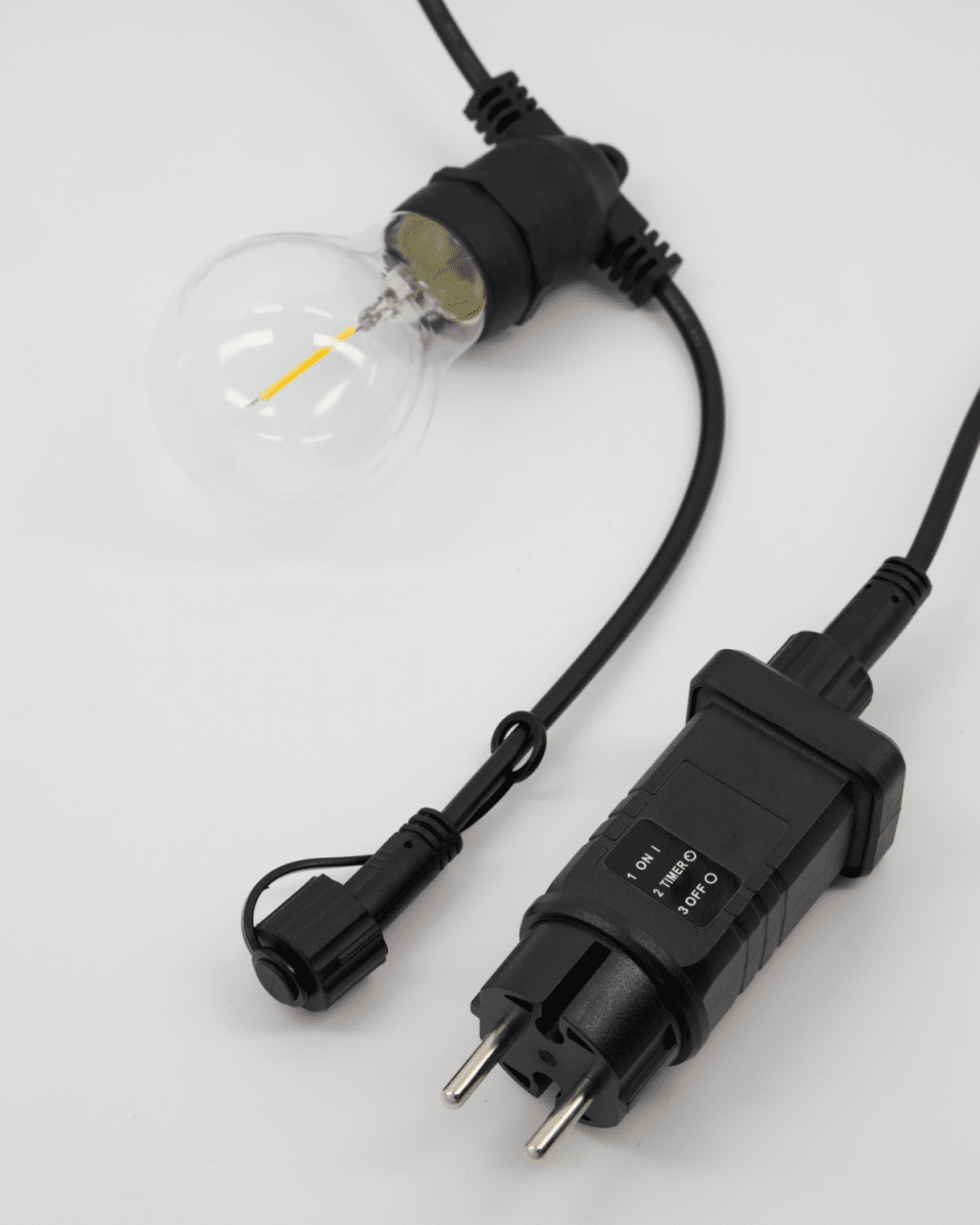 Light ljusslinga 8m Svart från House Doctor - Anslut upp till tre set f&ouml;r en bredare t&auml;ckning och njut av bekv&auml;mligheten med en timerfunktion som h&aring;ller lamporna t&auml;nda i 6 timmar och sl&auml;ckta i 18.