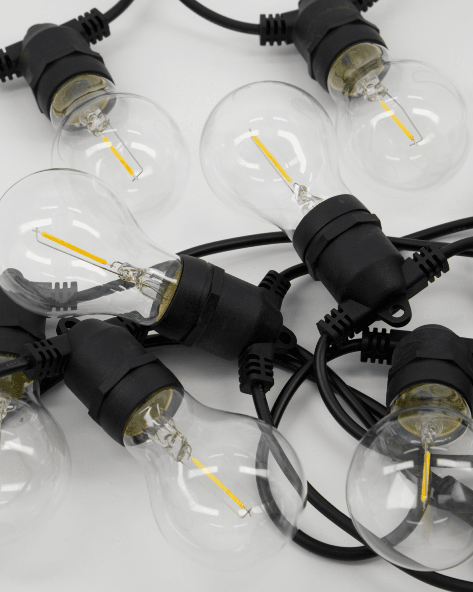 Light ljusslinga 8m Svart från House Doctor - Anslut upp till tre set f&ouml;r en bredare t&auml;ckning och njut av bekv&auml;mligheten med en timerfunktion som h&aring;ller lamporna t&auml;nda i 6 timmar och sl&auml;ckta i 18.