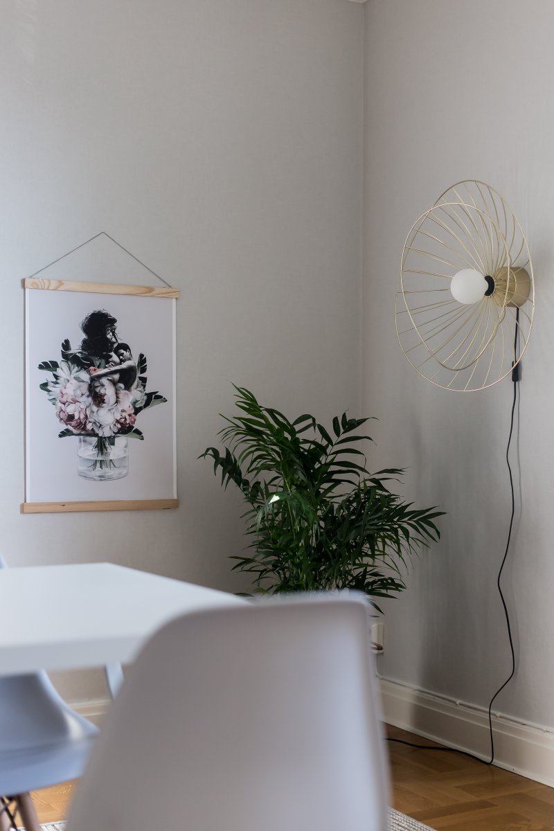 Ray Ø60 Borstad mässing vägglampa från Globen Lighting - Lampan kan monteras b&aring;de i tak och p&aring; v&auml;gg, vilket g&ouml;r den flexibel i anv&auml;ndning.