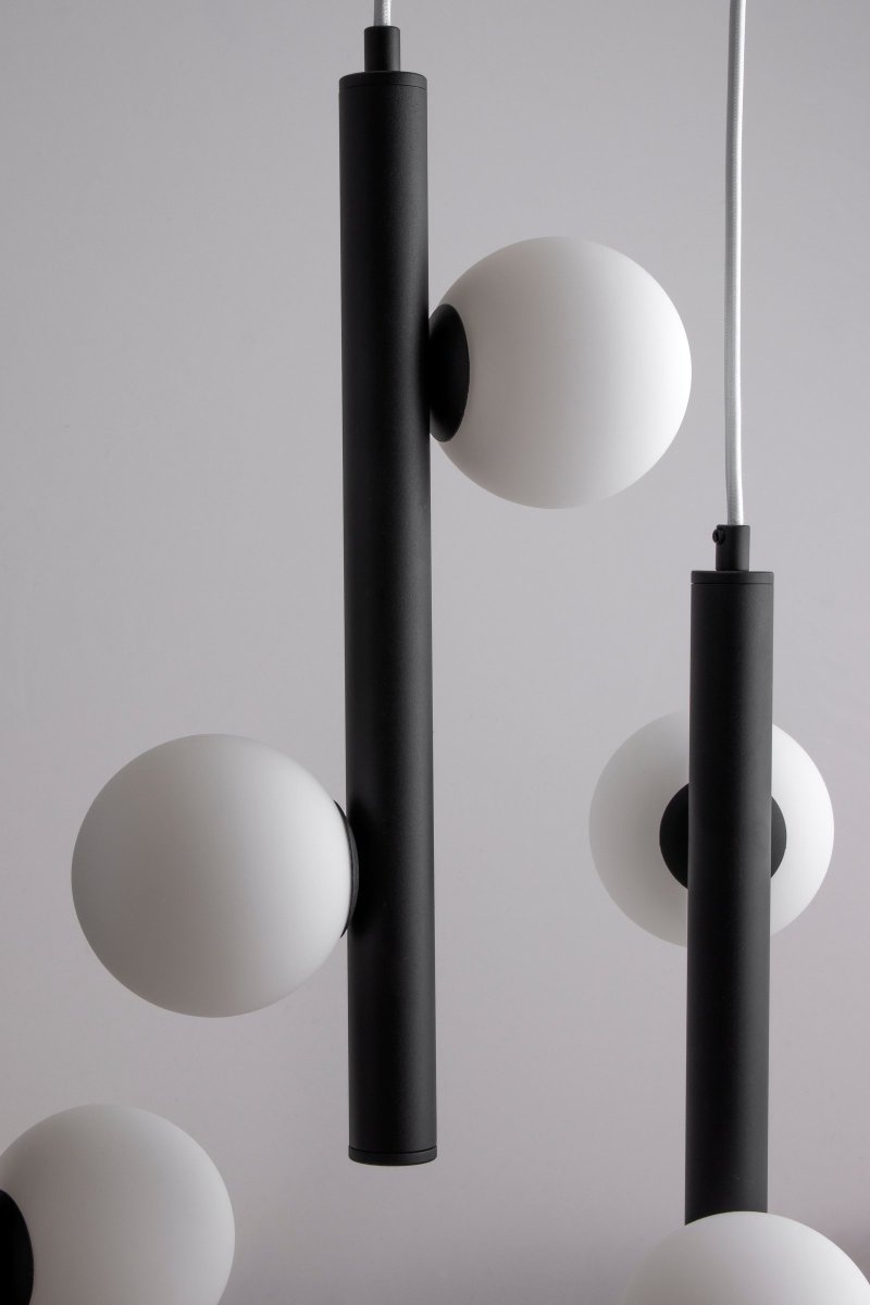 Pearl 70cm Svart taklampa från Globen Lighting - Kabell&auml;ngden &auml;r justerbar vilket g&ouml;r att du kan h&auml;nga lamporna p&aring; rad eller p&aring; olika niv&aring;er beroende p&aring; vilket uttryck du &ouml;nskar.