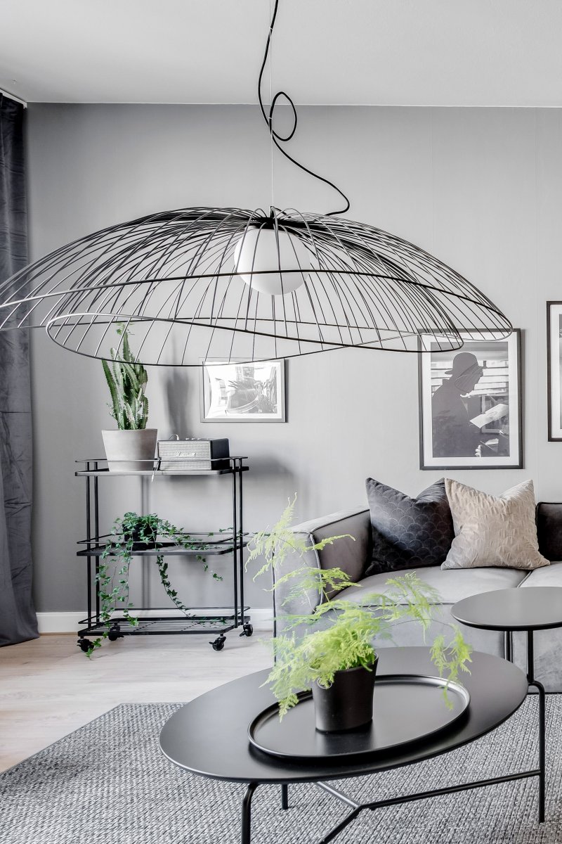 Ray Ø115 Svart taklampa från Globen Lighting - Ray &auml;r en pendel i metall med en organisk, mjukt b&ouml;ljande form.