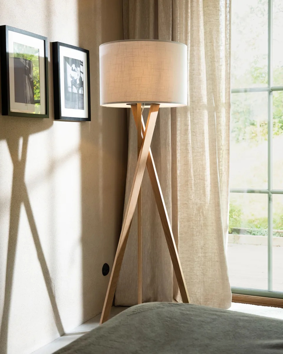 Vega Ek/vit golvlampa från By Rydéns - Vega &auml;r en stilren golvlampa med en imponerande h&ouml;jd p&aring; 160 cm och en stomme i &auml;kta ek.