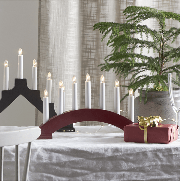 Bea Röd från Star Trading - R&ouml;d tr&auml;ljusstake i b&aring;gform med sju ljus.