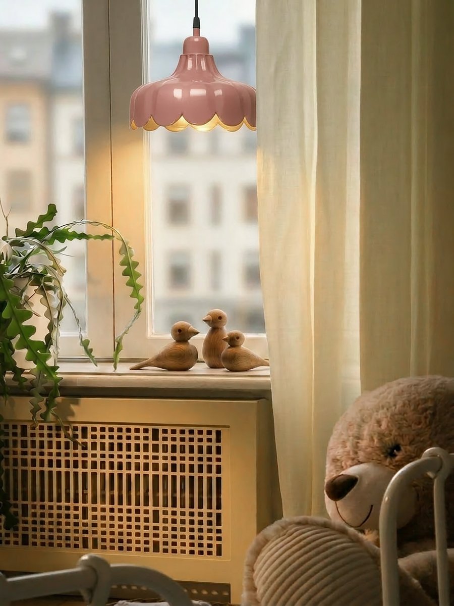 Wells Ø24 Mörkrosa fönsterlampa från PR Home - Den har inspirerats av en blomma och skapat denna serie i flera modeller och f&auml;rger.
