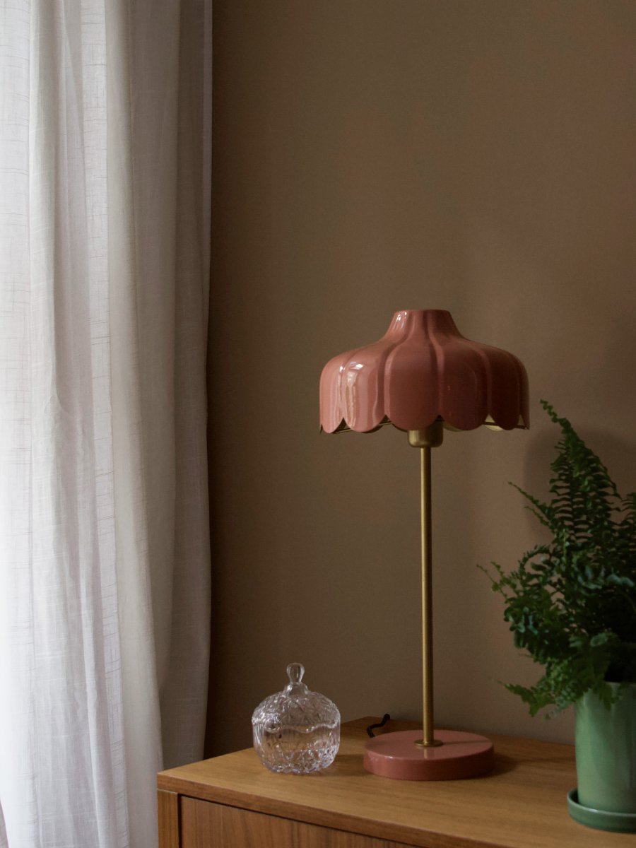 Wells 50cm Mörkrosa bordslampa från PR Home - Lampan har inspirerats av en blomma och skapat denna serie i fler f&auml;rger och modeller.