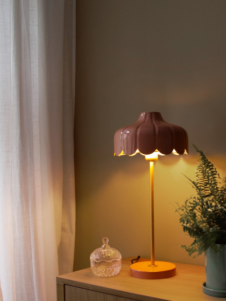 Wells 50cm Mörkrosa bordslampa från PR Home - Lampan har inspirerats av en blomma och skapat denna serie i fler f&auml;rger och modeller.