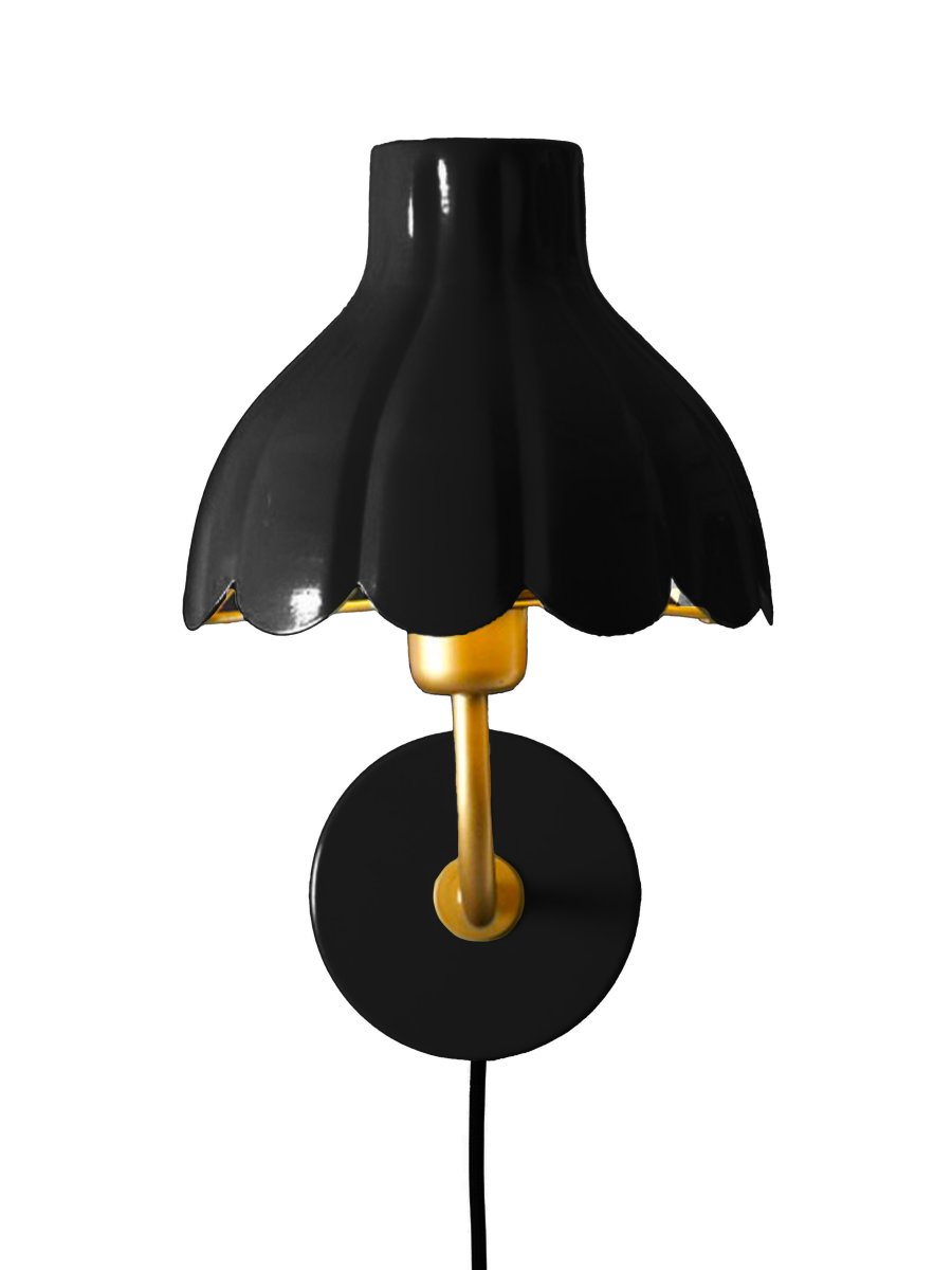 Wells 35cm Svart läslampa från PR Home - Wells &auml;r en dekorativ v&auml;gglampa i metall med ett mjukt och romantiskt uttryck.