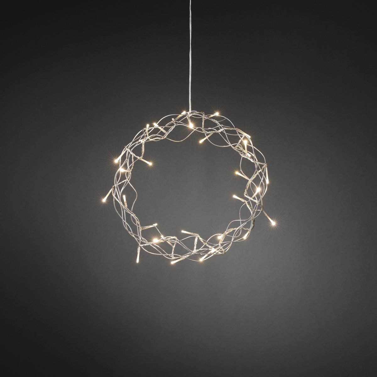 Krans LED Ø30 Silver från Konstsmide - En dekorativ LED-krans som sprider ett varmt och st&auml;mningsfullt sken i hemmet.