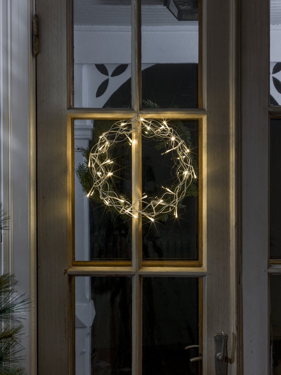 Krans LED Ø30 Silver från Konstsmide - En dekorativ LED-krans som sprider ett varmt och st&auml;mningsfullt sken i hemmet.