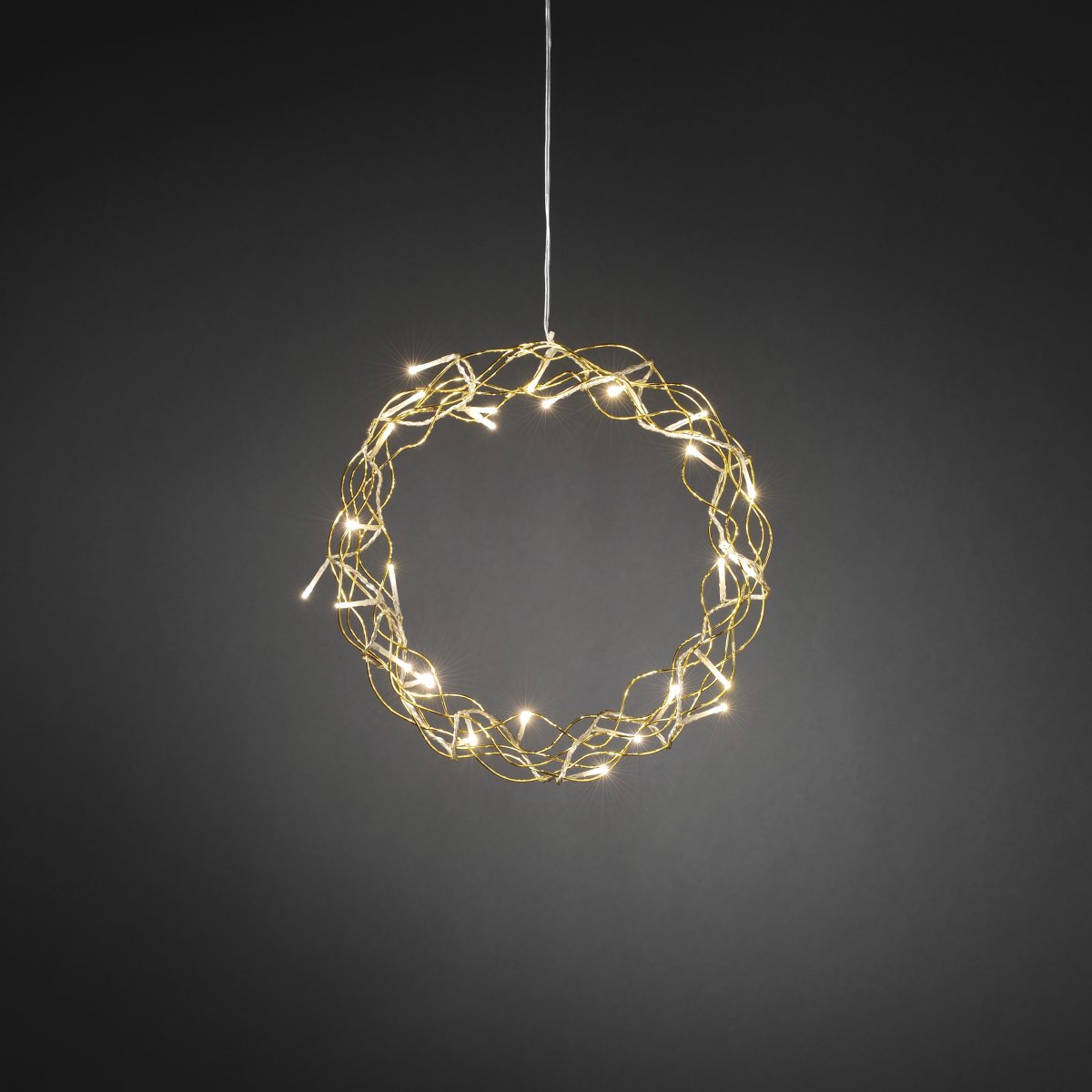 Krans LED Ø30 Guld från Konstsmide - En dekorativ LED-krans som sprider ett varmt och st&auml;mningsfullt sken i hemmet.