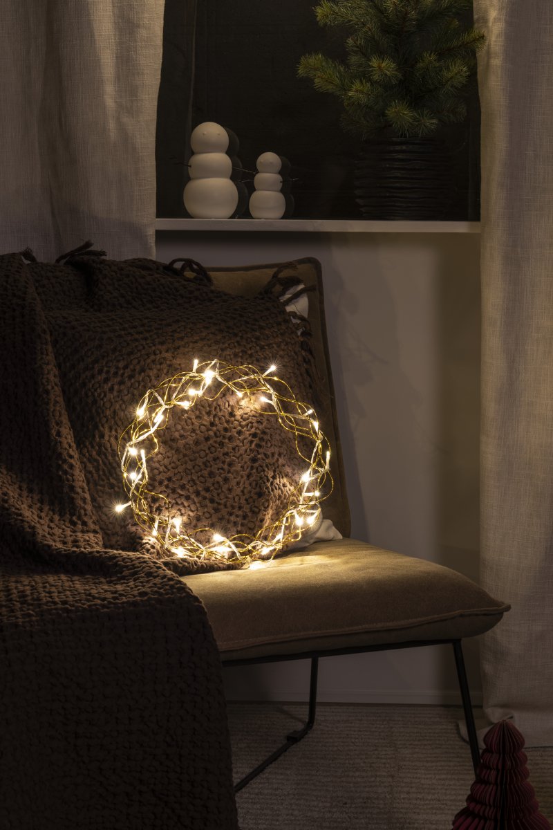 Krans LED Ø30 Guld från Konstsmide - En dekorativ LED-krans som sprider ett varmt och st&auml;mningsfullt sken i hemmet.