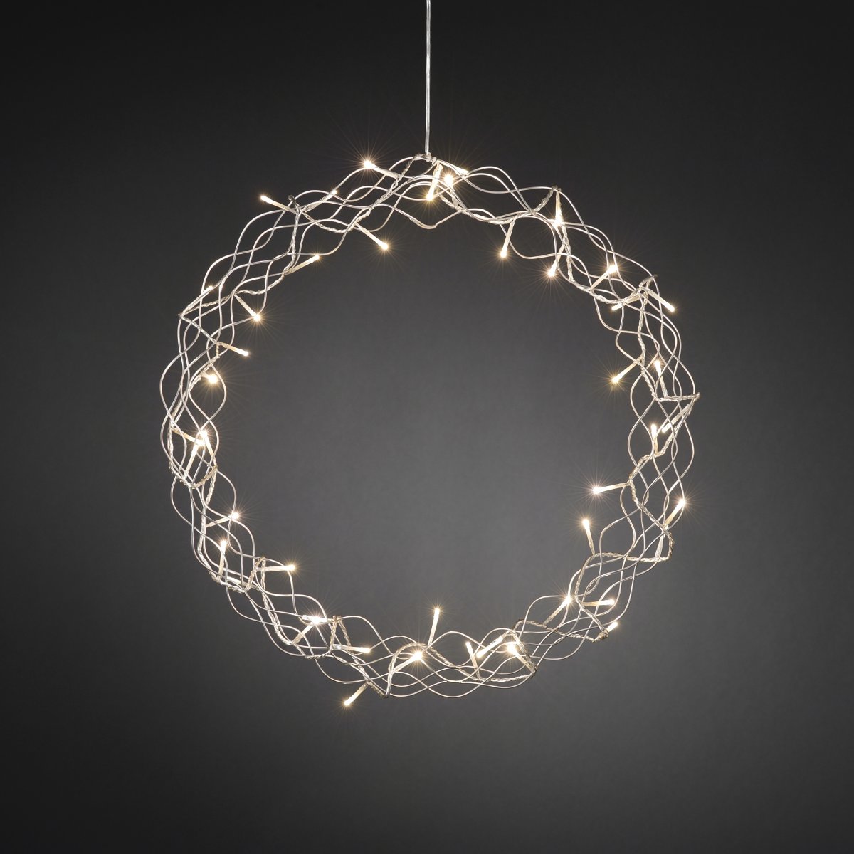 Krans LED Ø45 Silver från Konstsmide - En dekorativ LED-krans som sprider ett varmt och st&auml;mningsfullt sken i hemmet.