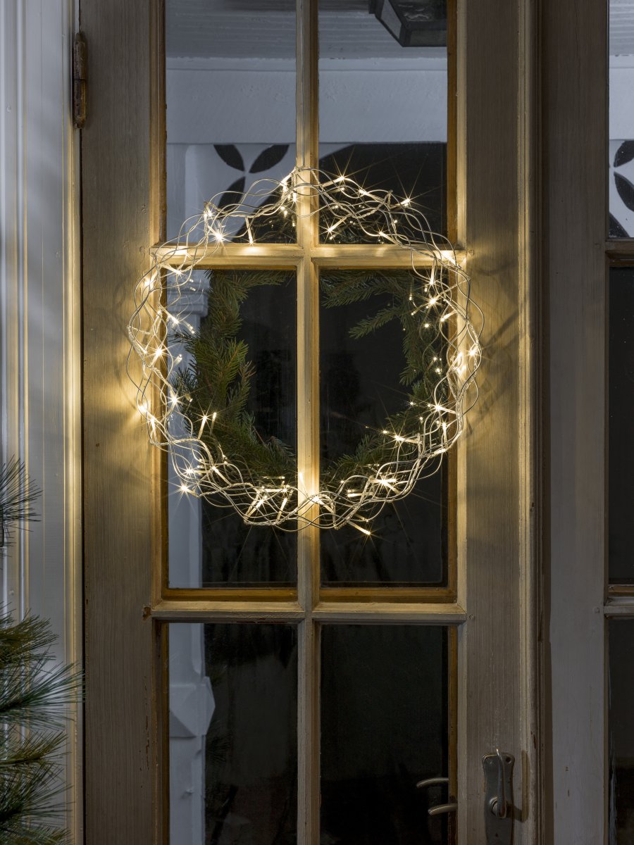 Krans LED Ø45 Silver från Konstsmide - En dekorativ LED-krans som sprider ett varmt och st&auml;mningsfullt sken i hemmet.