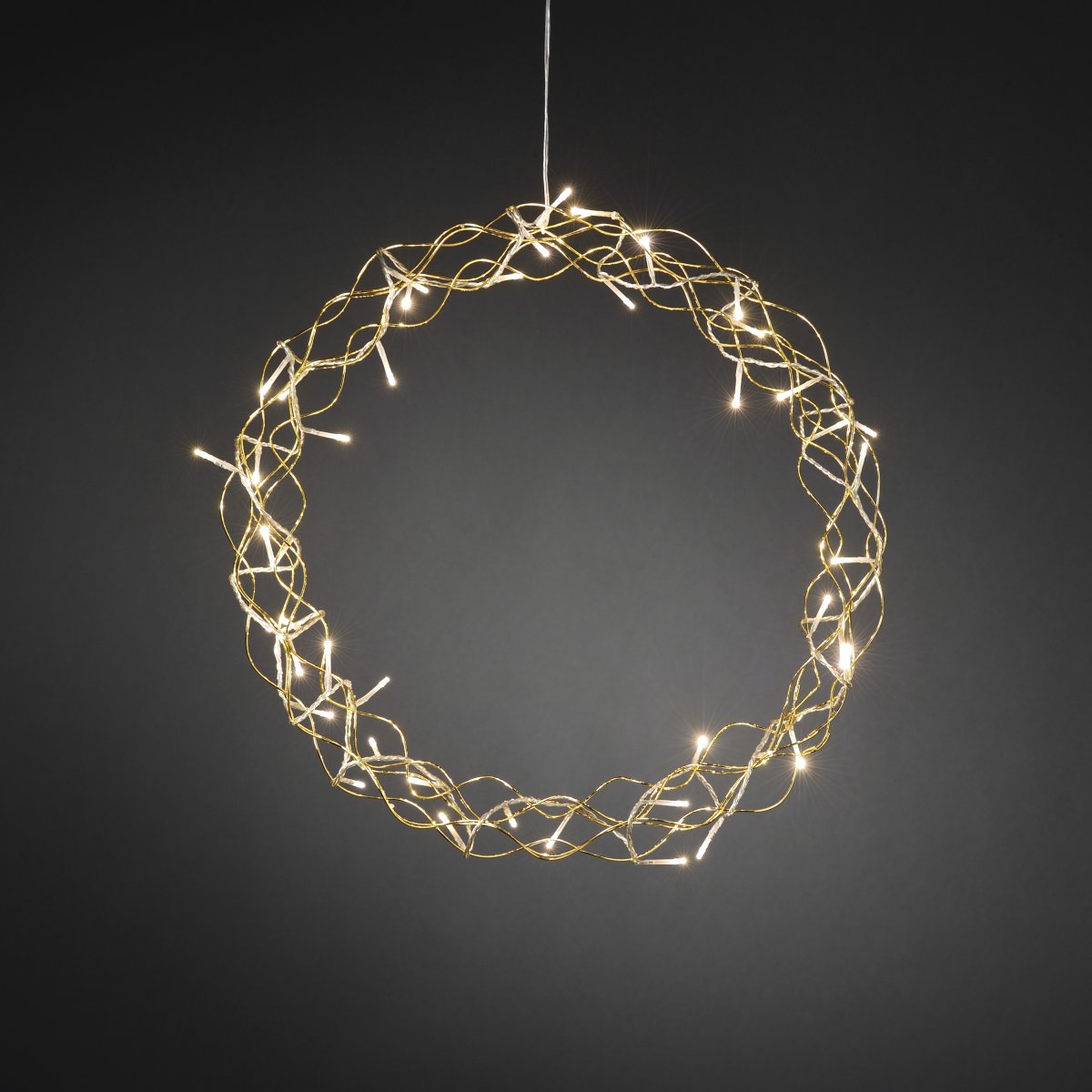 Krans LED Ø45 Guld från Konstsmide - En dekorativ LED-krans som sprider ett varmt och st&auml;mningsfullt sken i hemmet.