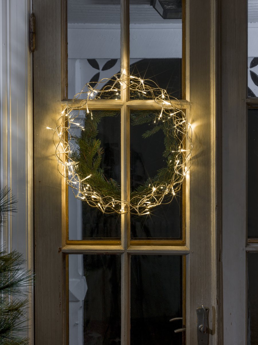 Krans LED Ø45 Guld från Konstsmide - En dekorativ LED-krans som sprider ett varmt och st&auml;mningsfullt sken i hemmet.