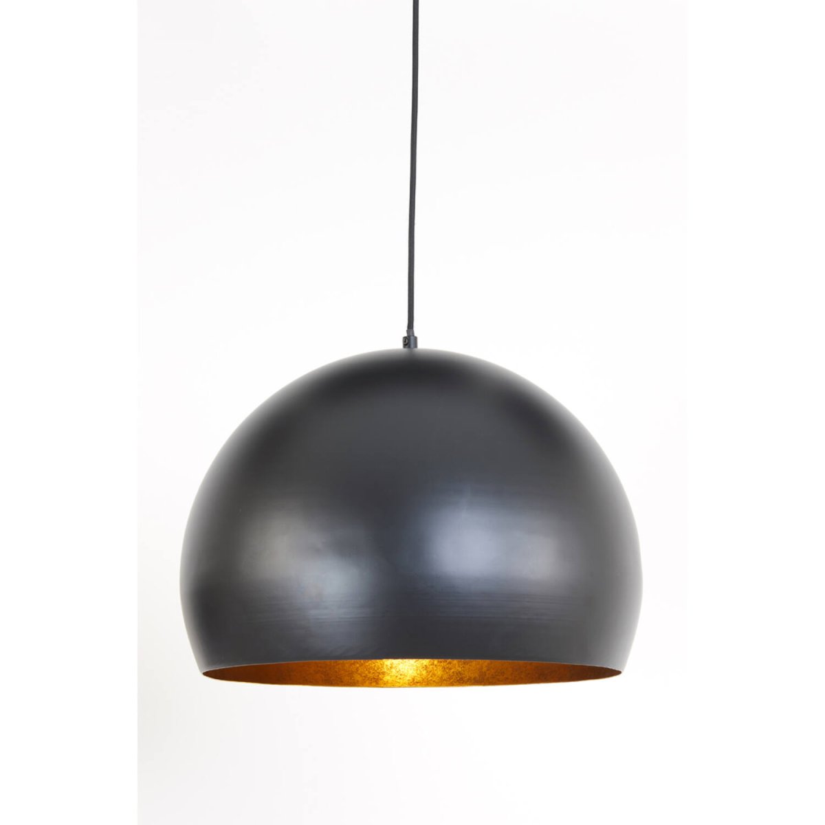 Jaicey Ø45 Svart taklampa från Light & Living - Jaicey &auml;r en elegant takpendel med en rund mattsvart kupa och en guldig insida, vilket ger ett behagligt och bl&auml;ndfritt ljus ned&aring;t.