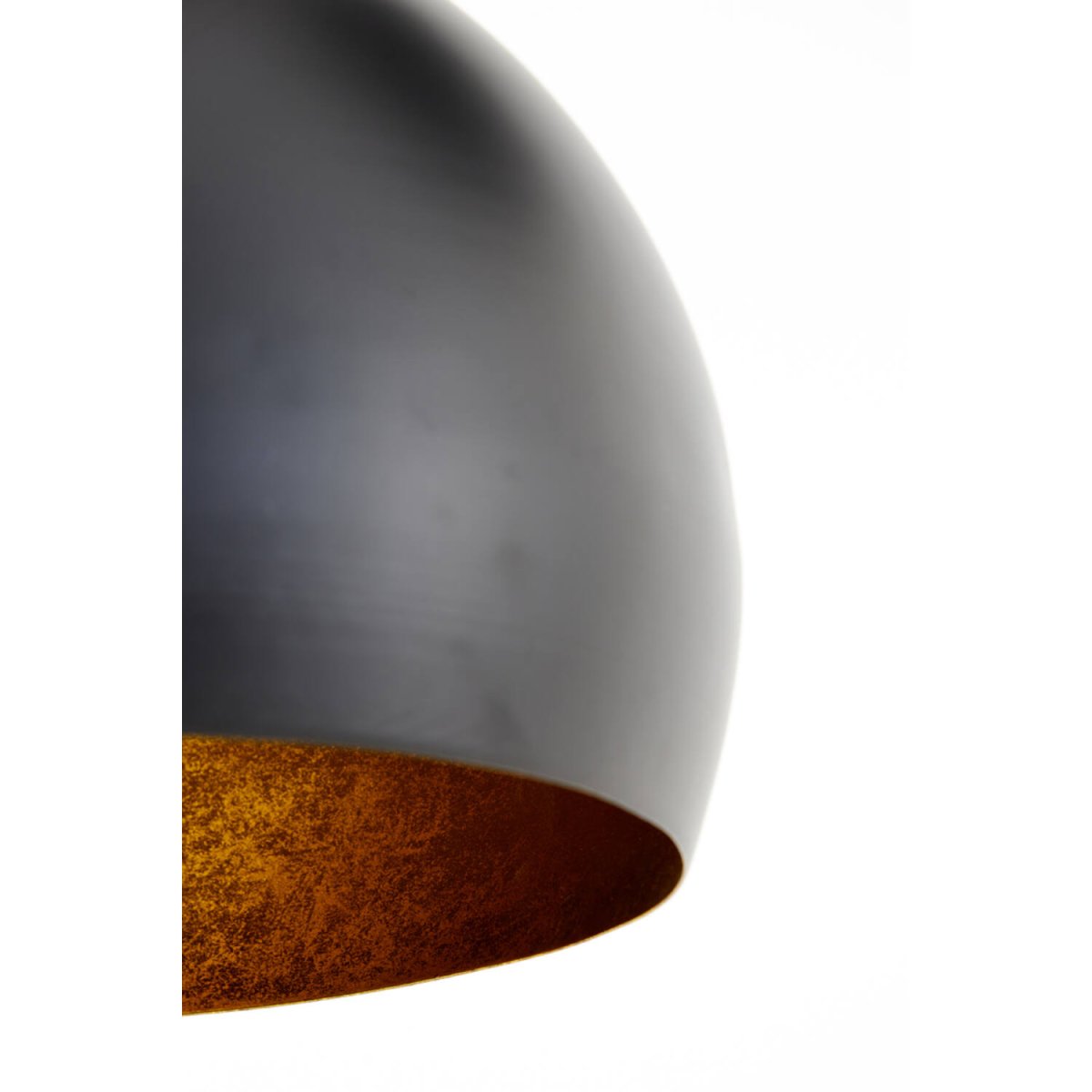 Jaicey Ø45 Svart taklampa från Light & Living - Jaicey &auml;r en elegant takpendel med en rund mattsvart kupa och en guldig insida, vilket ger ett behagligt och bl&auml;ndfritt ljus ned&aring;t.