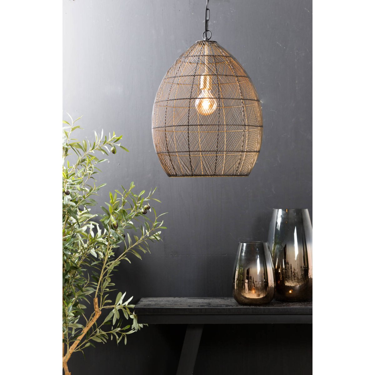 Meya Ø40 Svart/guld taklampa från Light & Living - Meya &auml;r en stilfull takpendel tillverkad av svart metall, d&auml;r den &ouml;ppna designen skapar ett luftigt och modernt uttryck.