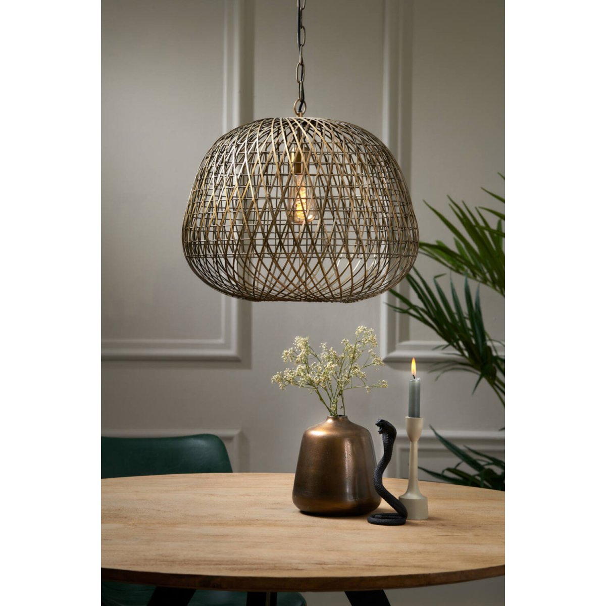 Alwina Ø50 Brons taklampa från Light & Living - Alwina &auml;r en elegant takpendel tillverkad av j&auml;rn, designad med ett vackert korsat metallm&ouml;nster som skapar ett unikt ljusspel i rummet.