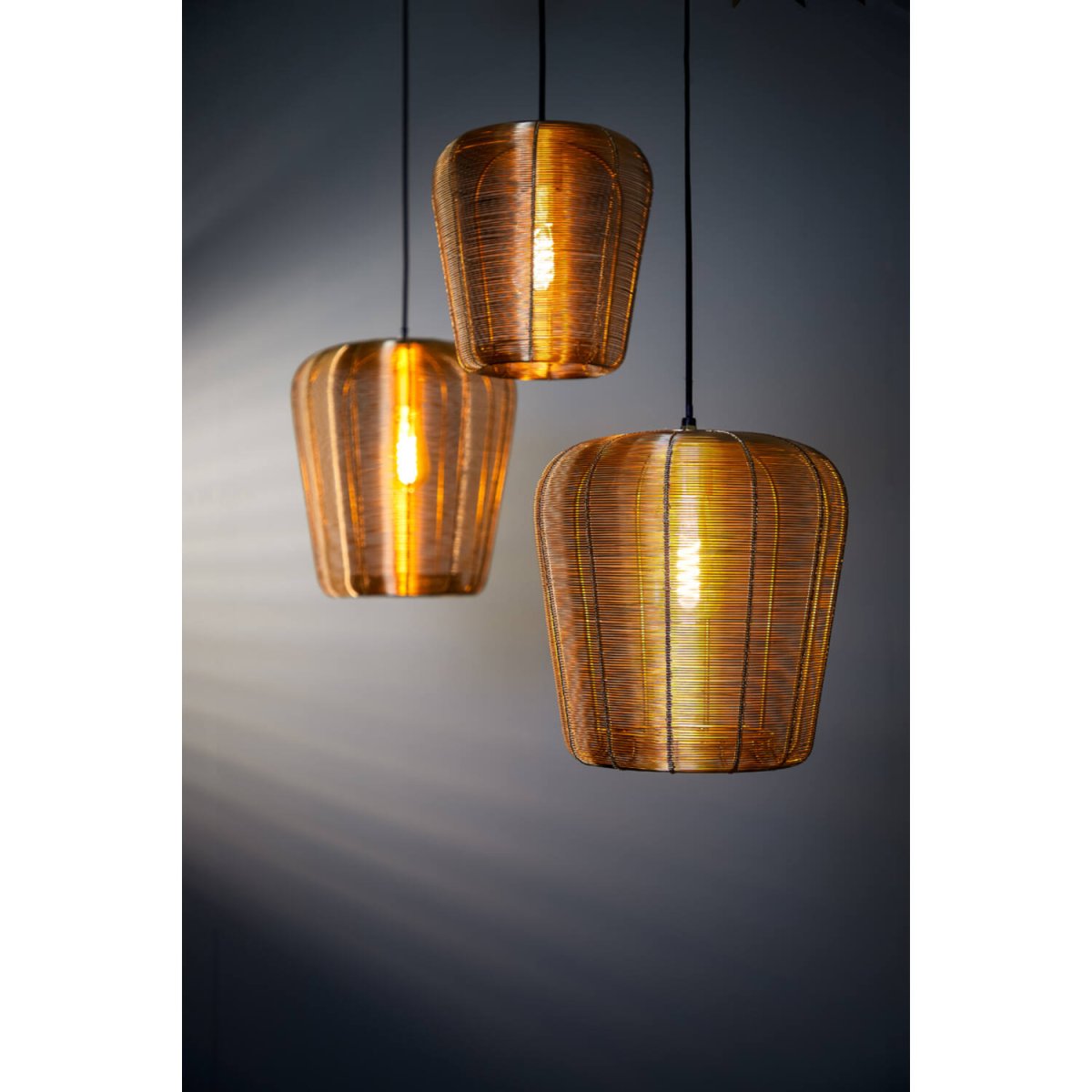 Adeta Ø28 Guld taklampa från Light & Living - Adeta &auml;r en stilfull lampa av metall i guldfinish som kombinerar elegant design med ett mjukt, st&auml;mningsfullt ljus.