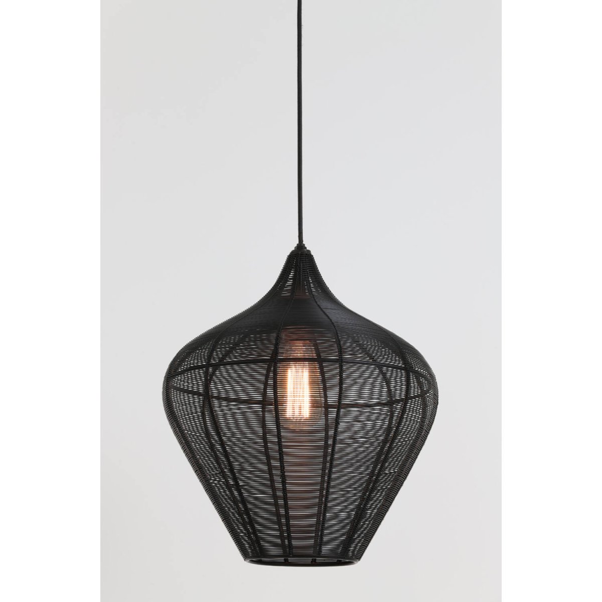 Alvaro Ø36 Svart taklampa från Light & Living - Alvaro &auml;r en stilfull takpendel med en vackert formad metallsk&auml;rm i mattsvart f&auml;rg.