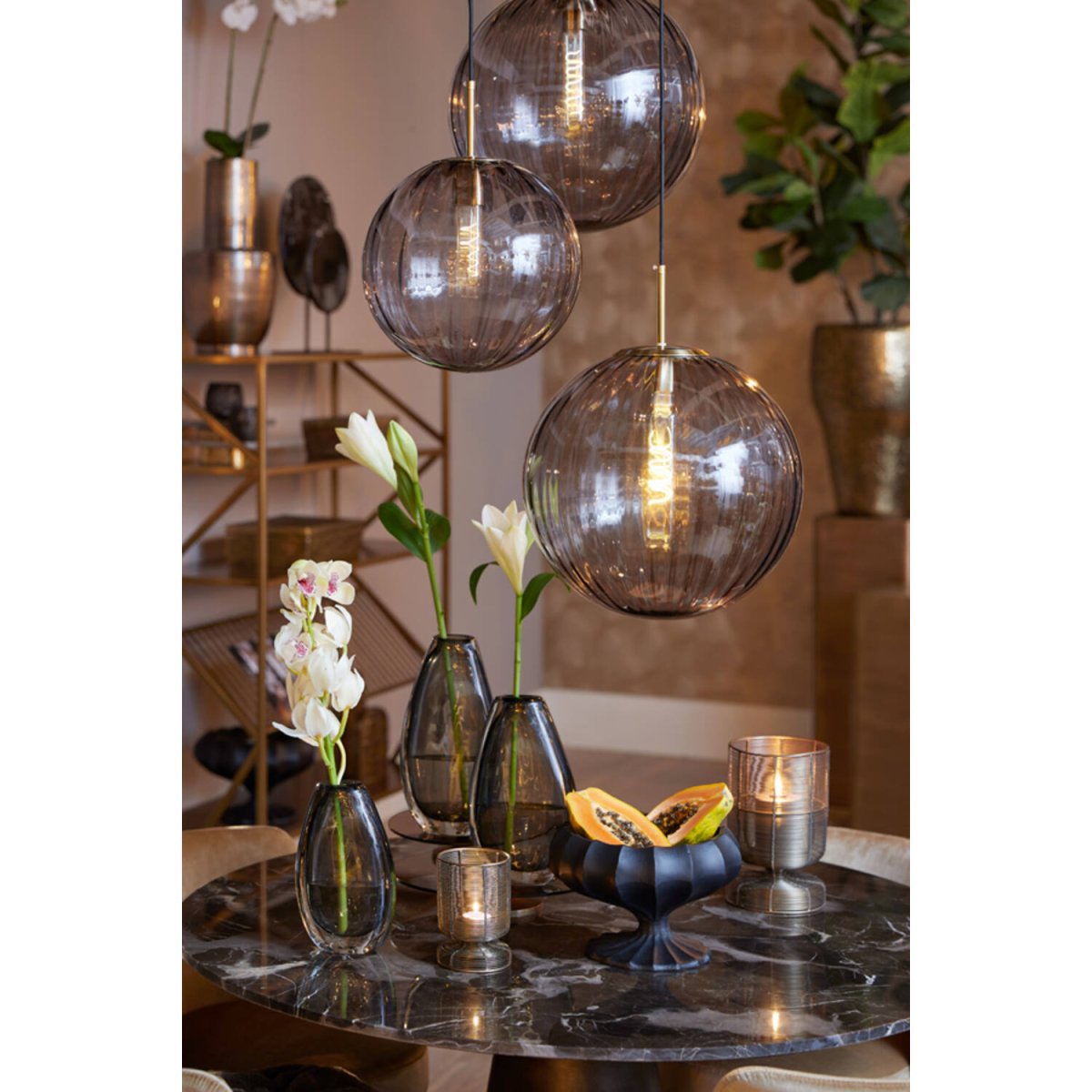 Magdala Ø30 Grå taklampa från Light & Living - Magdala &auml;r en sofistikerad och stilfull takpendel med en rund sk&auml;rm i gr&aring;tonat glas och detaljer i guldfinish.