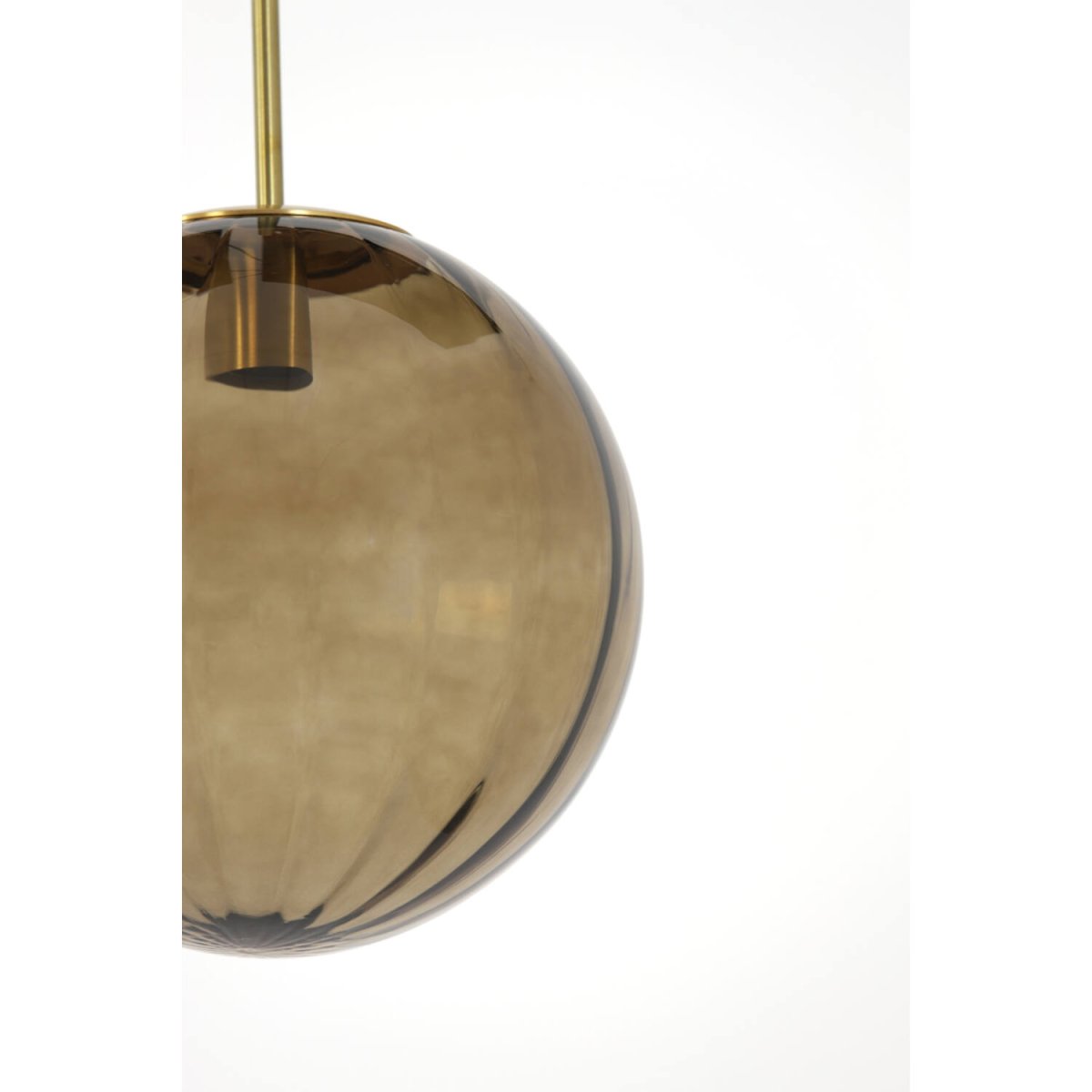 Magdala Ø30 Brun taklampa från Light & Living - Magdala &auml;r en sofistikerad och stilfull takpendel med en rund sk&auml;rm i bruntonat glas och detaljer i guldfinish.