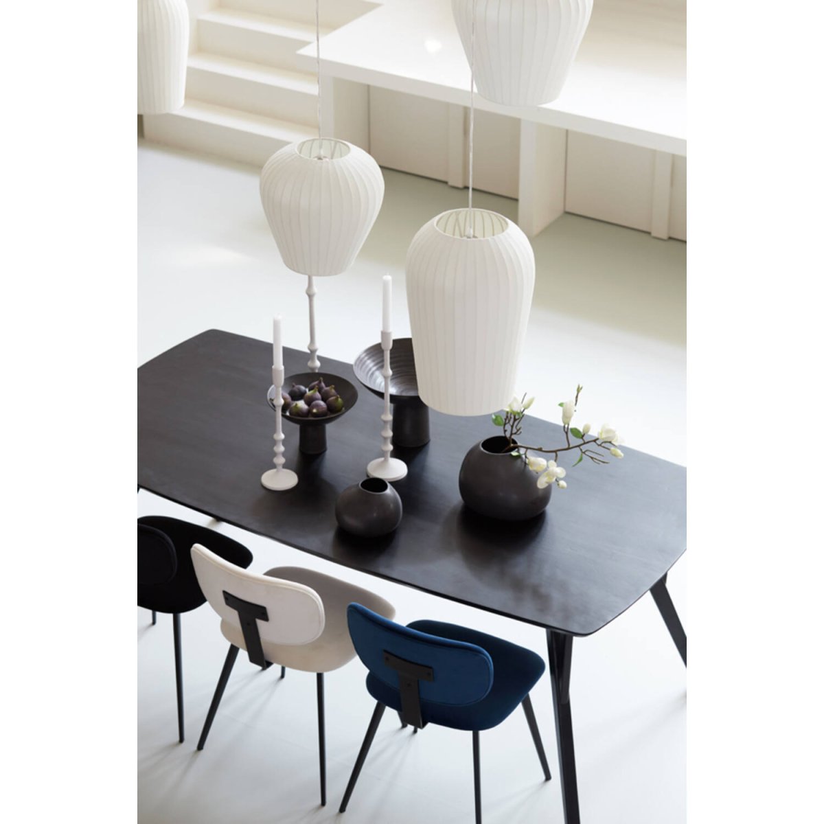Xela Ø30 Vit taklampa från Light & Living - Xela &auml;r en dekorativ takpendel i en mjuk och organisk form, kl&auml;dd i vit f&auml;rg.