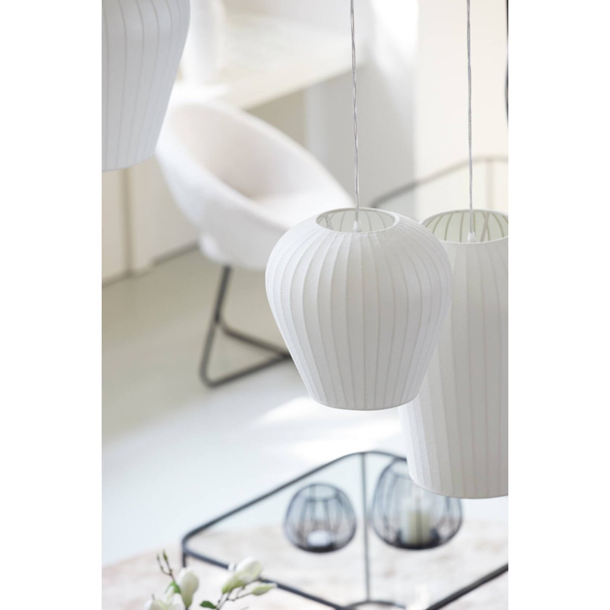 Xela Ø30 Vit taklampa från Light & Living - Xela &auml;r en dekorativ takpendel i en mjuk och organisk form, kl&auml;dd i vit f&auml;rg.