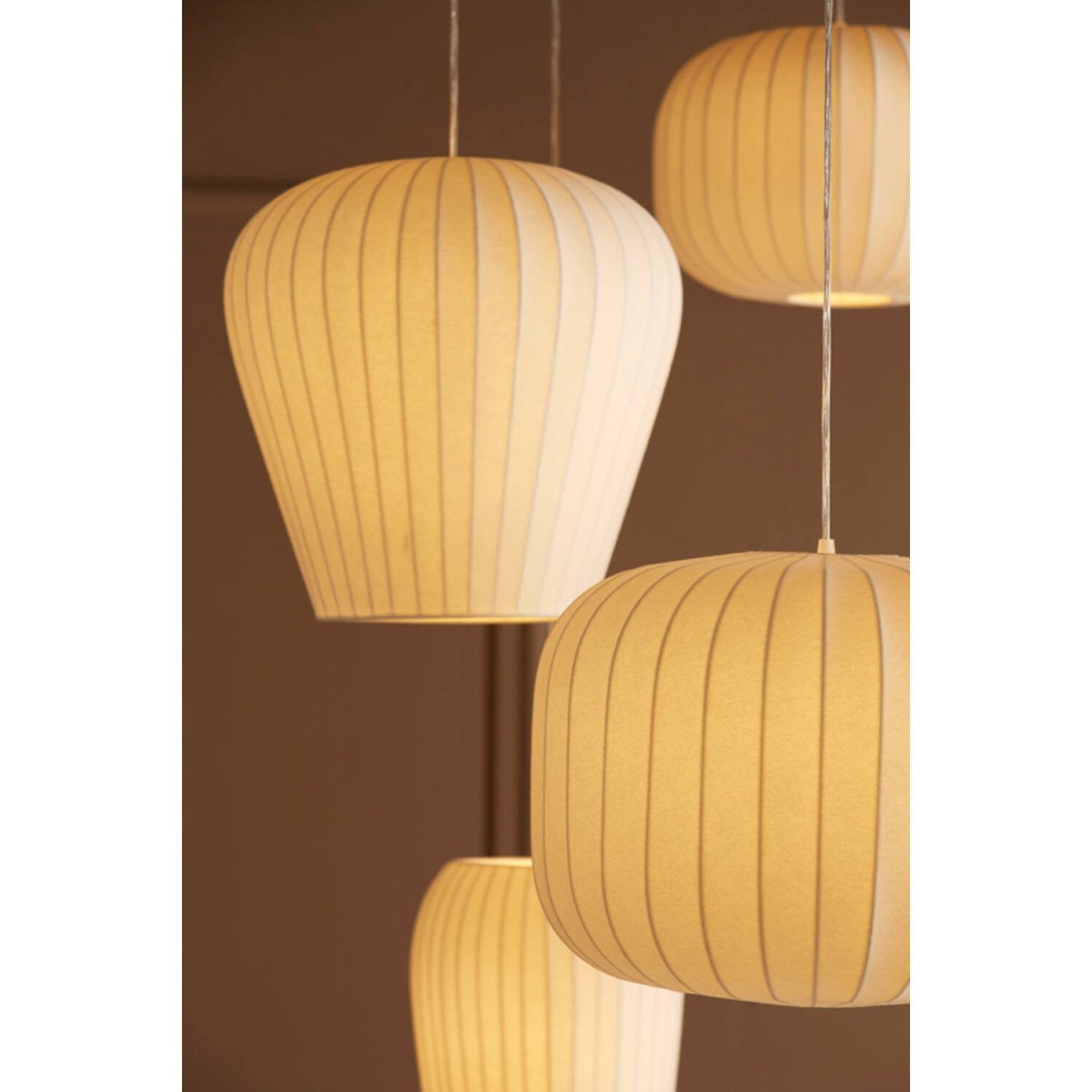Xela Ø38 Vit taklampa från Light & Living - Xela &auml;r en dekorativ takpendel i en mjuk och organisk form, kl&auml;dd i vit f&auml;rg.