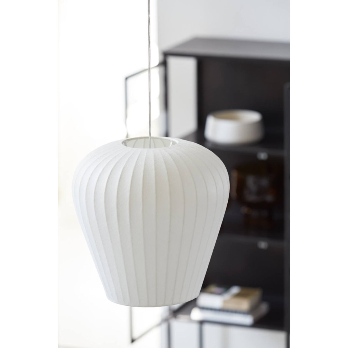 Xela Ø38 Vit taklampa från Light & Living - Xela &auml;r en dekorativ takpendel i en mjuk och organisk form, kl&auml;dd i vit f&auml;rg.