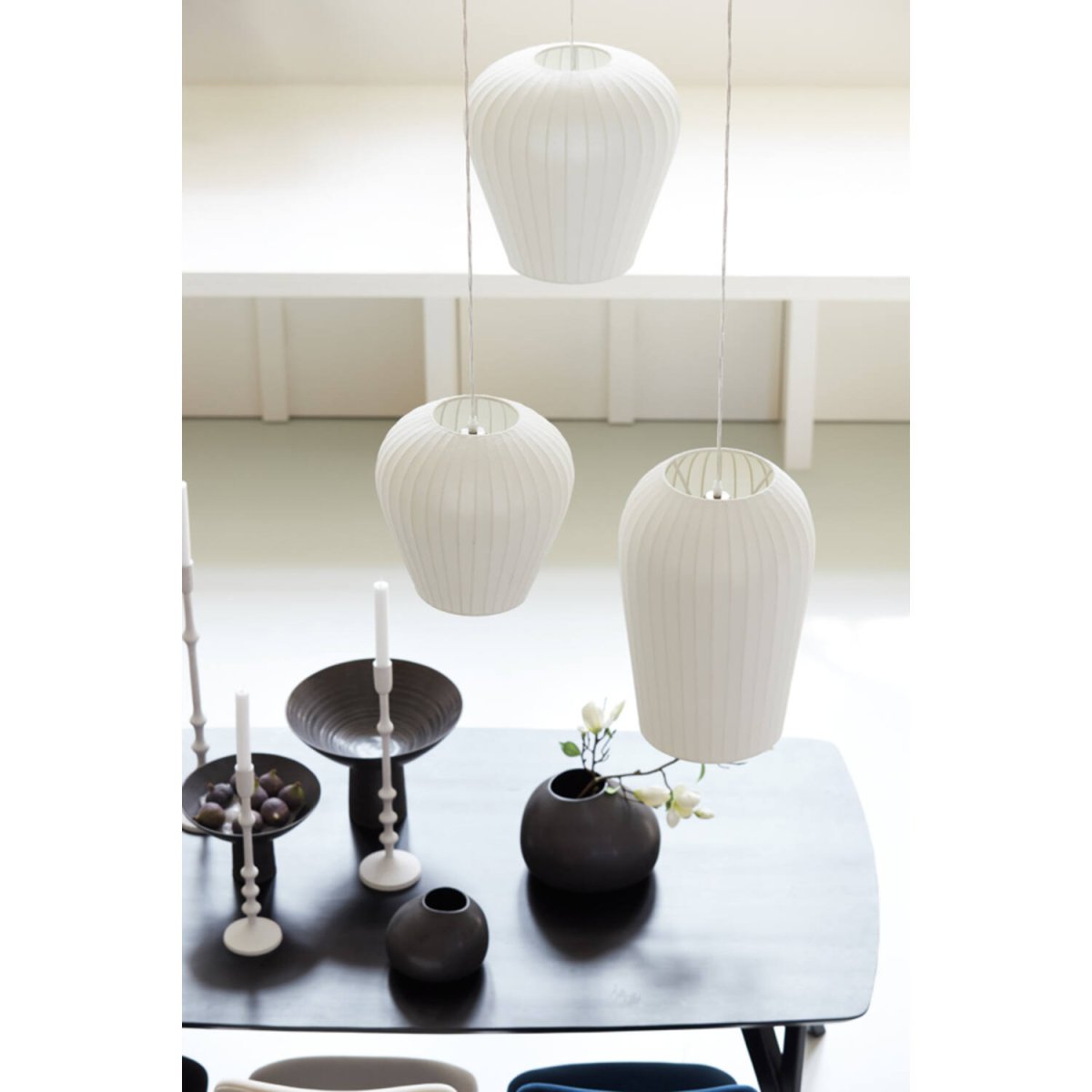 Xela Ø38 Vit taklampa från Light & Living - Xela &auml;r en dekorativ takpendel i en mjuk och organisk form, kl&auml;dd i vit f&auml;rg.