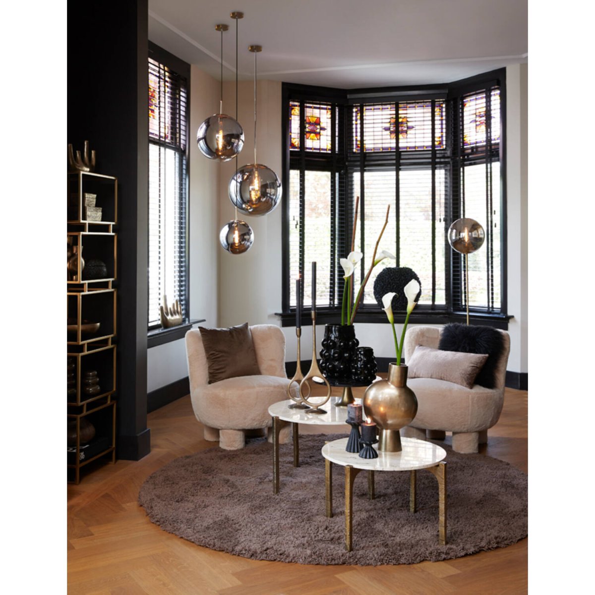 Medina Ø48 Rökfärgad taklampa från Light & Living - Medina &auml;r en sofistikerad och stilfull takpendel med en rund sk&auml;rm i r&ouml;kf&auml;rgat glas och detaljer i brons finish.