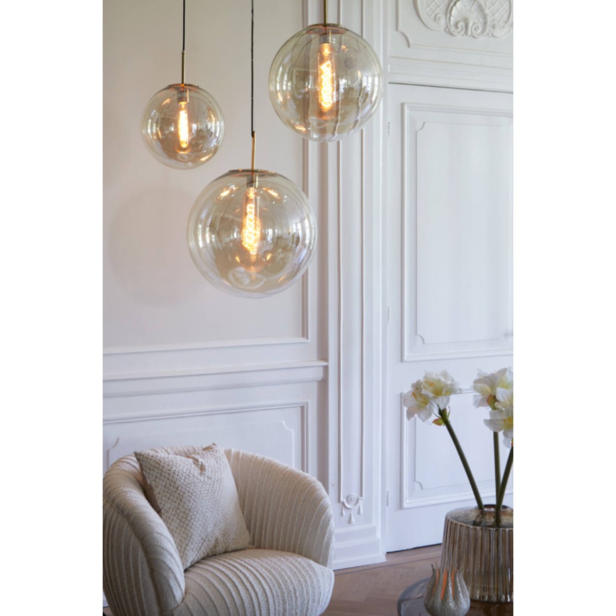 Medina Ø48 Amber taklampa från Light & Living - Medina &auml;r en sofistikerad och stilfull takpendel med en rund sk&auml;rm i ambertonat glas och detaljer i brons finish.