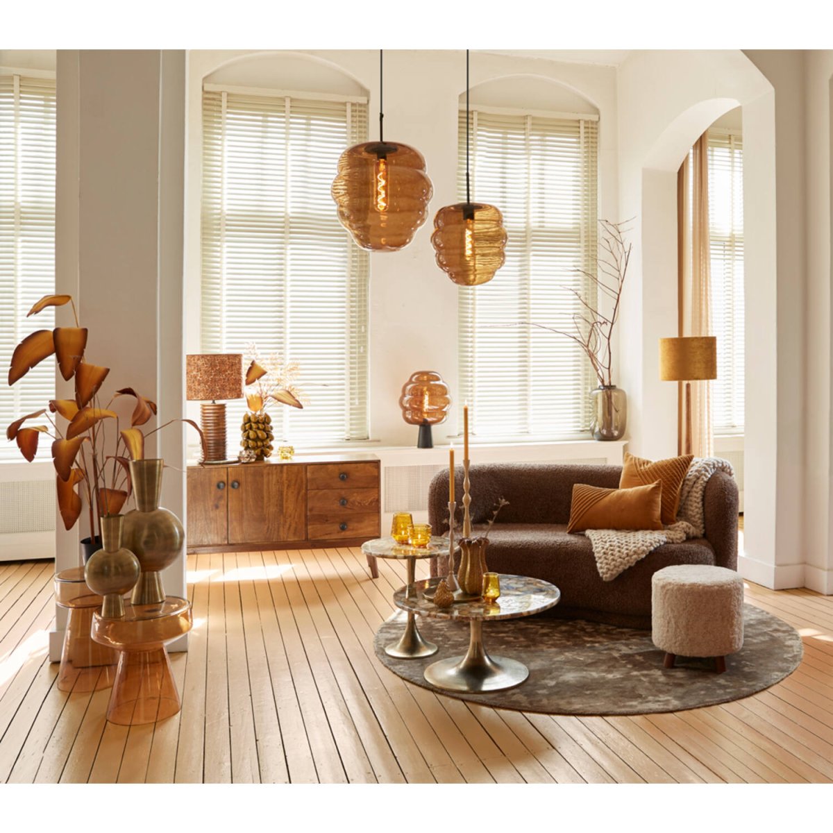 Misty Ø45 Brun taklampa från Light & Living - Den unika formen och tonade glaset ger ett mjukt och behagligt ljus, perfekt f&ouml;r en modern inredning.