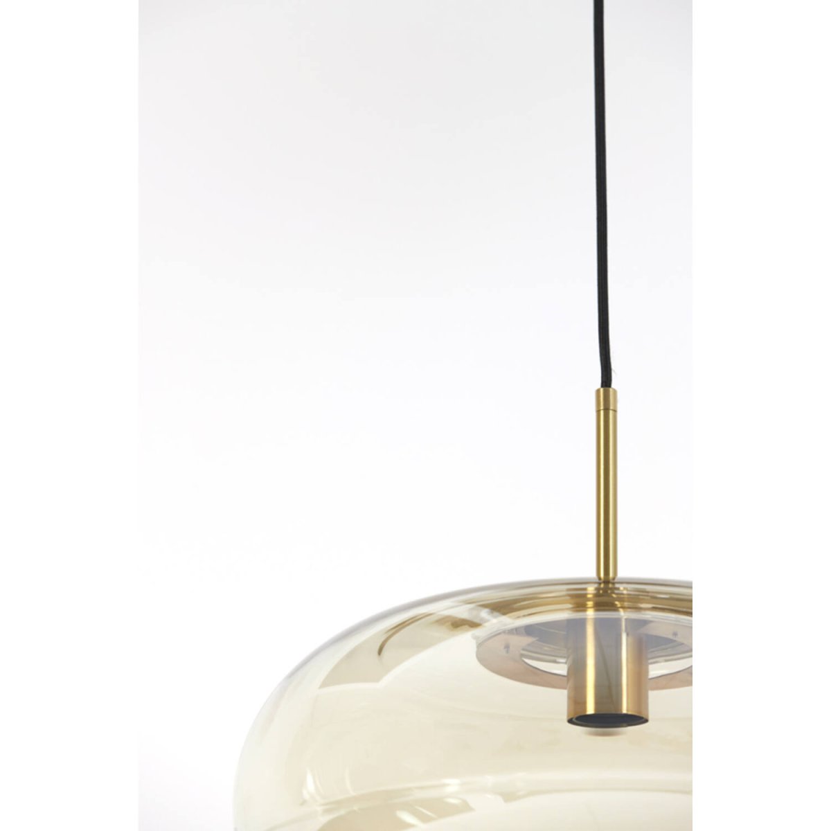 Misty Ø45 Amber taklampa från Light & Living - Den unika formen och tonade glaset ger ett mjukt och behagligt ljus, perfekt f&ouml;r en modern inredning.