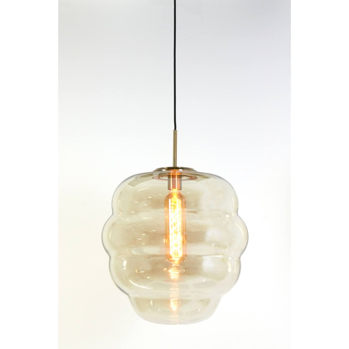 Misty Ø45 Amber taklampa från Light & Living - Den unika formen och tonade glaset ger ett mjukt och behagligt ljus, perfekt f&ouml;r en modern inredning.