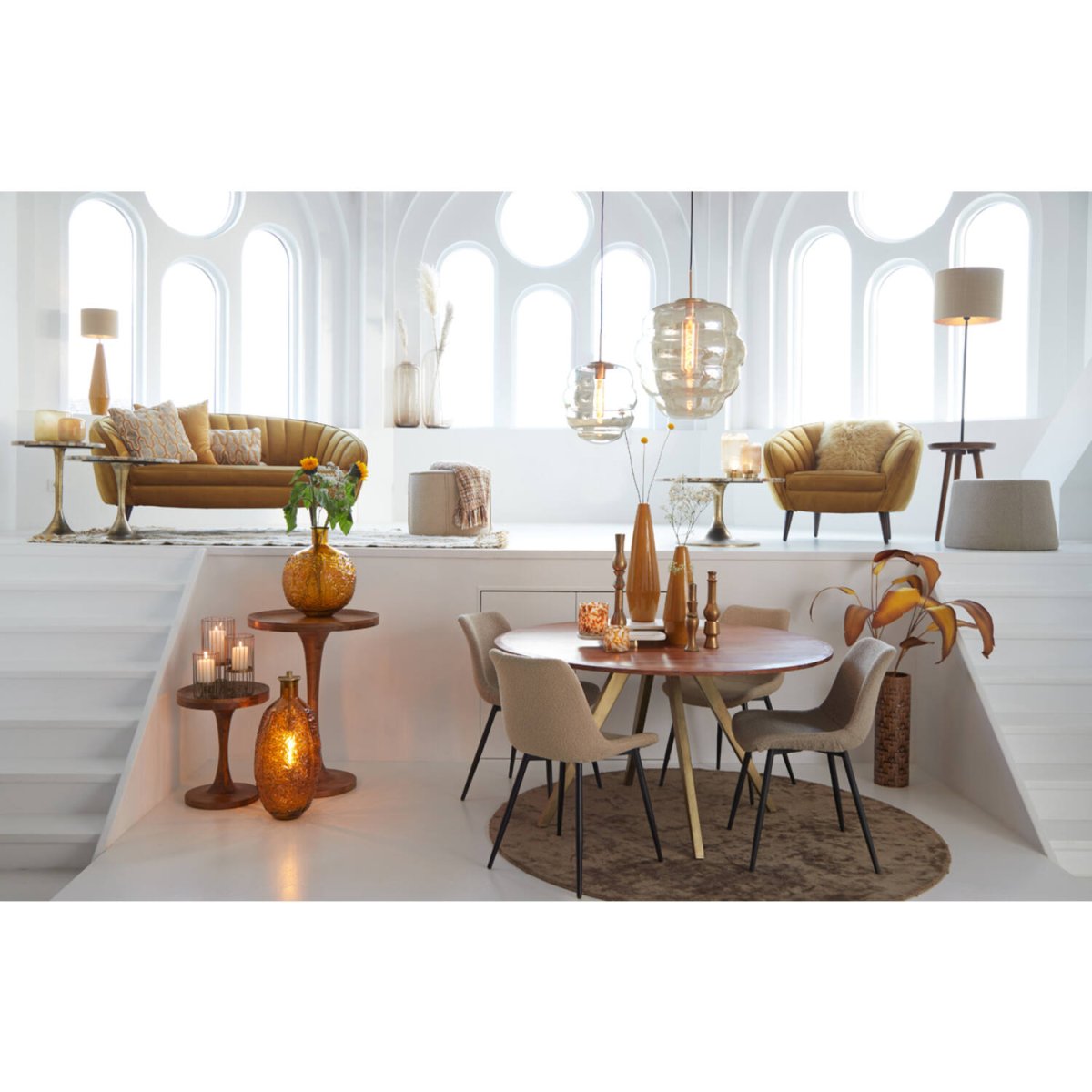 Misty Ø45 Amber taklampa från Light & Living - Den unika formen och tonade glaset ger ett mjukt och behagligt ljus, perfekt f&ouml;r en modern inredning.