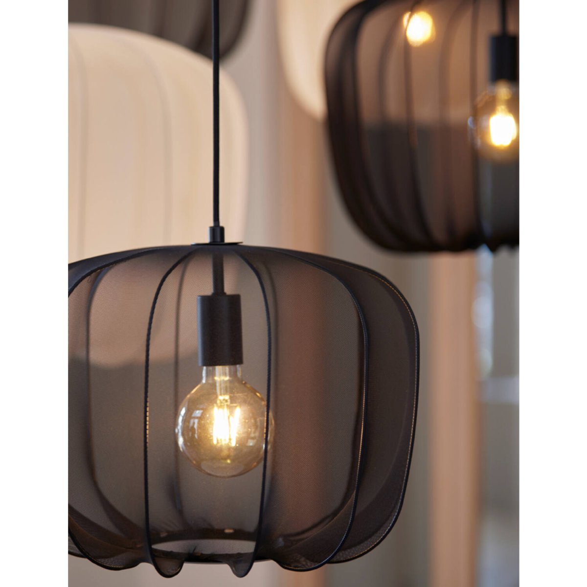 Plumeria Ø40 Svart taklampa från Light & Living - Den dekorativa sk&auml;rmen med meshtyg skapar en vacker ljusspridning i rummet n&auml;r lampan &auml;r t&auml;nd.