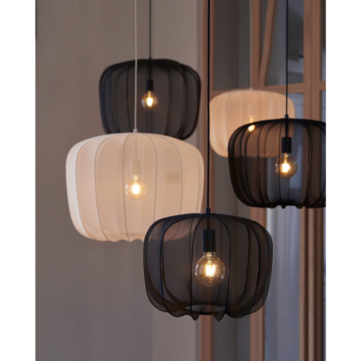 Plumeria Ø60 Svart taklampa från Light & Living - Den dekorativa sk&auml;rmen med meshtyg skapar en vacker ljusspridning i rummet n&auml;r lampan &auml;r t&auml;nd.