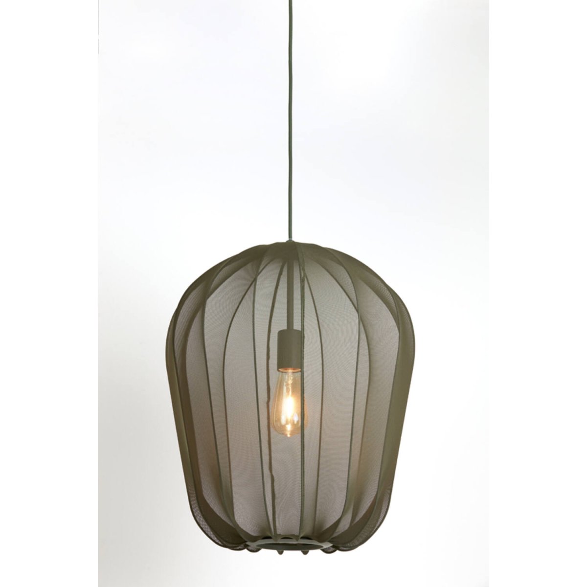 Plumeria Ø42 Mörkgrön taklampa från Light & Living - Den dekorativa sk&auml;rmen med meshtyg skapar en vacker ljusspridning i rummet n&auml;r lampan &auml;r t&auml;nd.