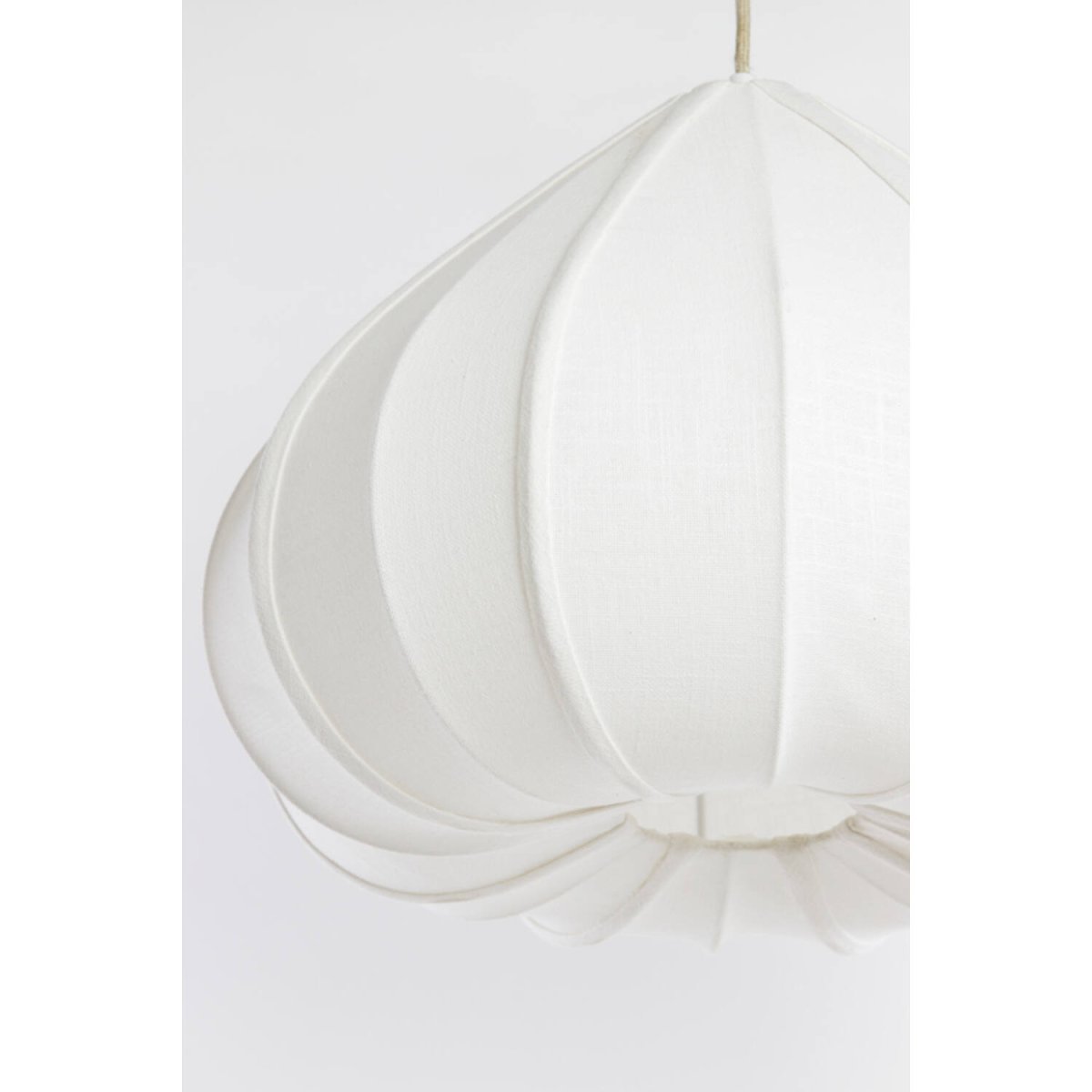 Zubeda Ø50 Krämvit taklampa från Light & Living - Zubeda har en mjuk och elegant form, kl&auml;dd i kr&auml;mvit textil som ger en varm och behaglig ljusspridning.