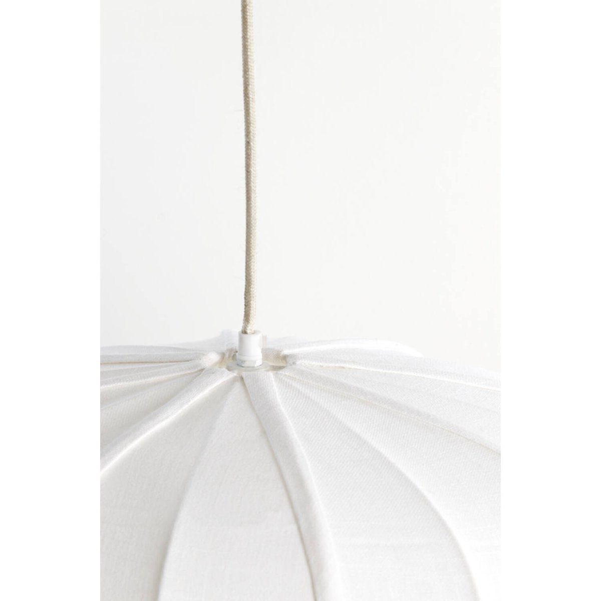 Zubedo Ø50 Krämvit taklampa från Light & Living - Zubedo har en mjuk och elegant form, kl&auml;dd i kr&auml;mvit textil som ger en varm och behaglig ljusspridning.