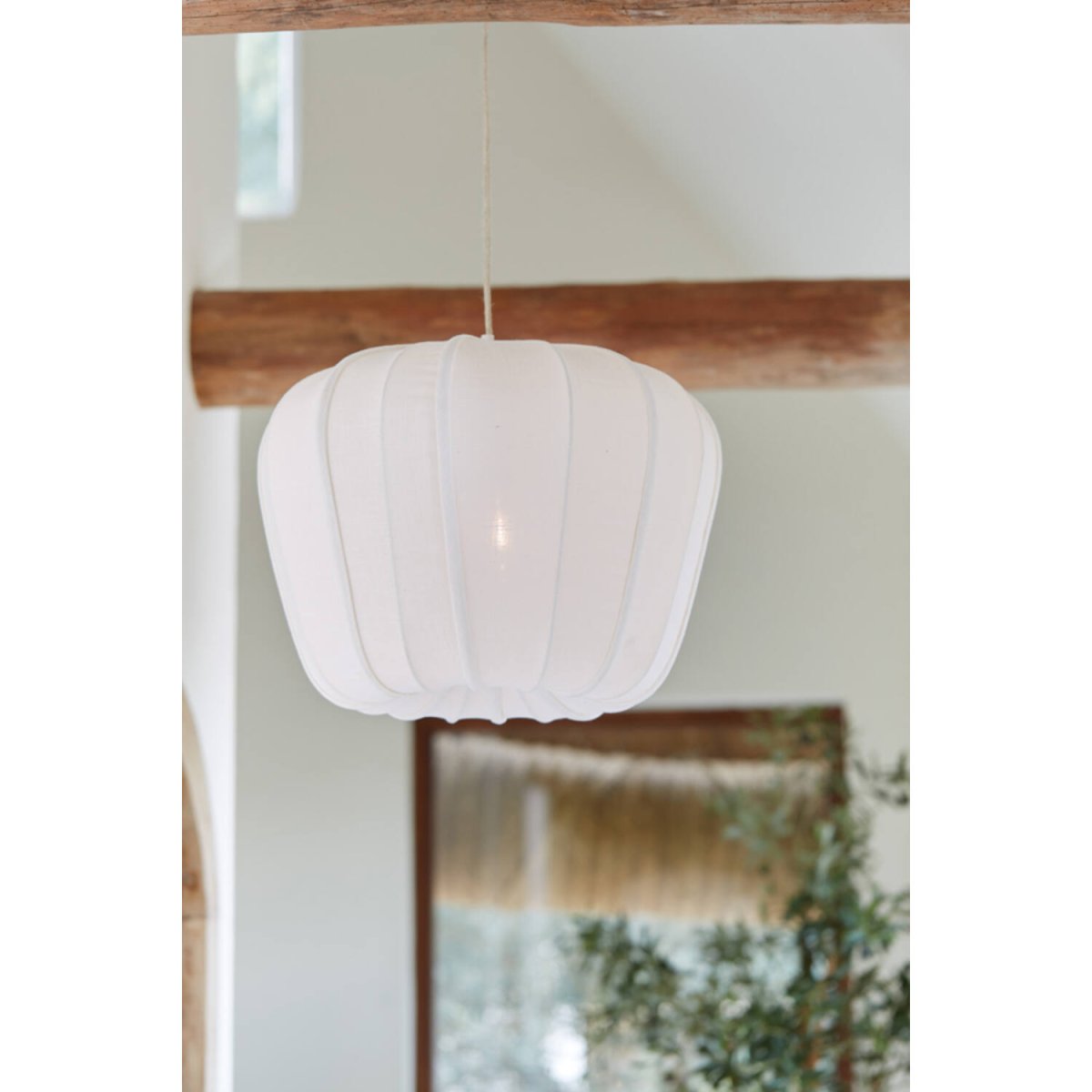 Zubedo Ø60 Krämvit taklampa från Light & Living - Zubedo har en mjuk och elegant form, kl&auml;dd i kr&auml;mvit textil som ger en varm och behaglig ljusspridning.