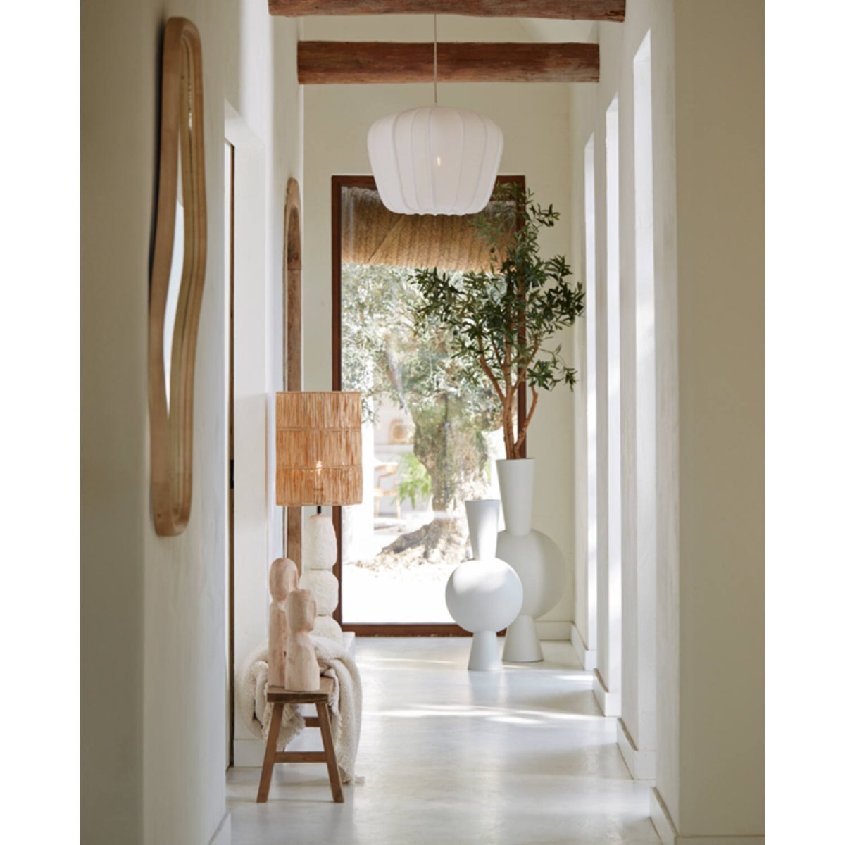 Zubedo Ø60 Krämvit taklampa från Light & Living - Zubedo har en mjuk och elegant form, kl&auml;dd i kr&auml;mvit textil som ger en varm och behaglig ljusspridning.