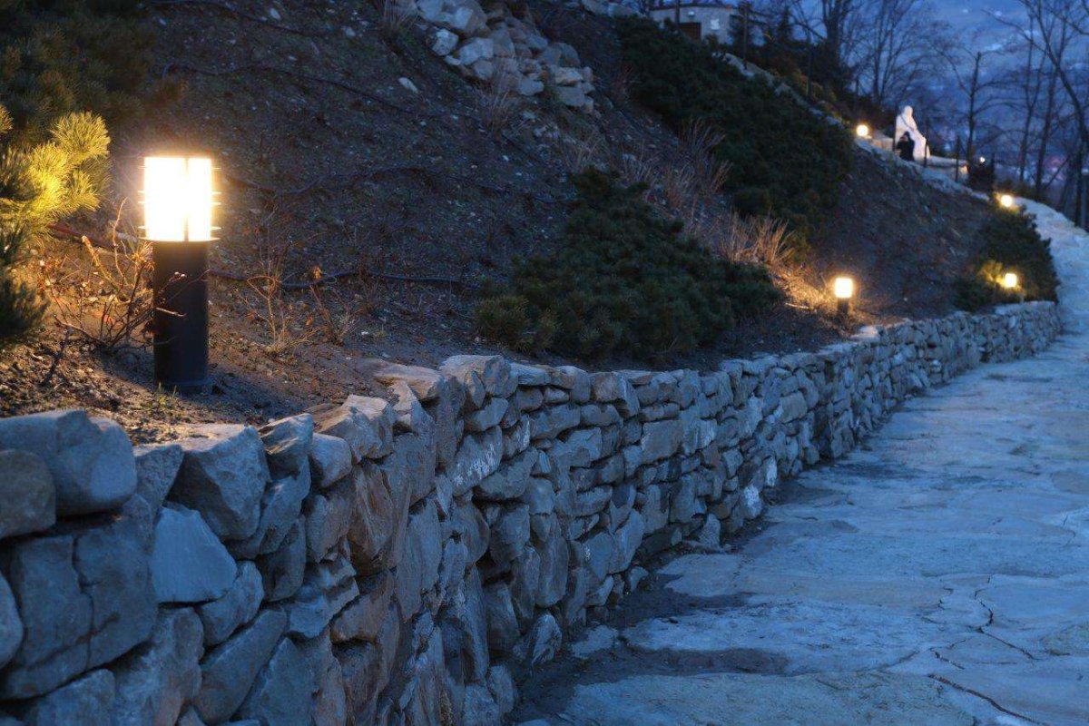 Stockholm 50cm Svart pollare från Norlys - Med sin tidl&ouml;sa design och robusta konstruktion blir den en praktisk och estetisk detalj i alla utomhusmilj&ouml;er.