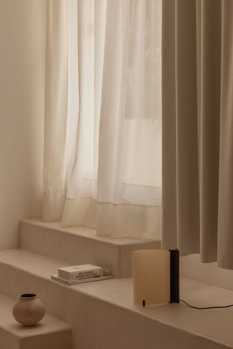 Cata 25cm Svart bordslampa från Faro Barcelona - Tillverkad av certifierat och h&aring;llbart tr&auml;, kombinerar Cata en svart, sofistikerad finish med ett tydligt fokus p&aring; milj&ouml;n.